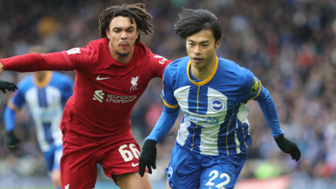 El japonés Kaoru Mitoma del Brighton ante el inglés Trent Alexander-Arnold en la FA Cup, el 29 de enero de 2023.