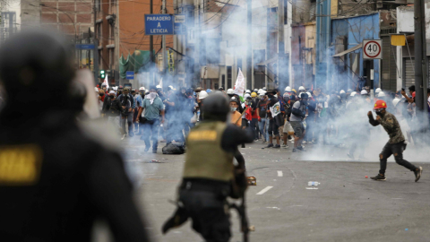 Miembros de la Policía enfrentan a manifestantes en Lima durante una nueva jornada de protestas que exigen la renuncia de la presidenta Dina Boluarte, el 28 de enero de 2023.