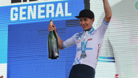 Miguel Ángel López celebra el título de la Vuelta a San Juan, el 29 de enero de 2023.