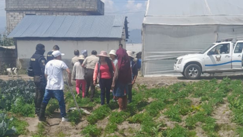 La mujer, vestida de blanco y rosa, fue capturada por la Policía. 