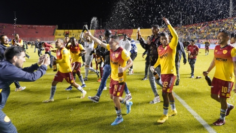 Los jugadores de Aucas festejan su clasificación a la final de la LigaPro, después de ganarle a Gualaceo, el 23 de octubre de 2022. 