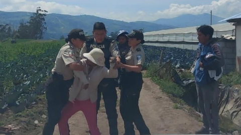 Imagen de la captura de la madre, de 21 años, tras maltratar a su hijo de dos años, en el norte de Ambato, el 30 de enero de 2023.