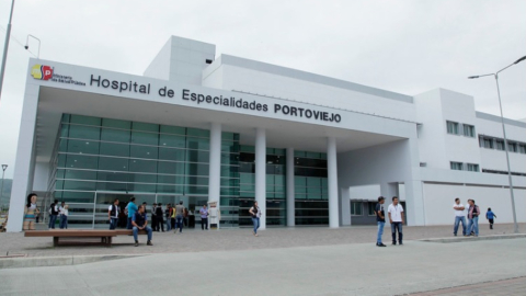 Fachada del hospital de Especialidades de Portoviejo, donde se recuperan la jueza y el secretario judicial que fueron baleados en Paján, el 30 de enero de 2023.