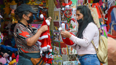 Ventas de Navidad en el centro histórico de Cuenca, diciembre de 2022. 