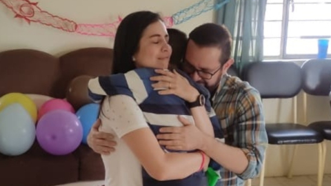 Es la primera vez que Daniela y su esposo abrazaron a su hijo. 