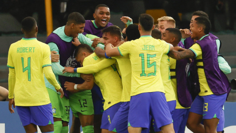 Los futbolistas brasileños festejan un gol ante Ecuador en el Sudamericano Sub 20, el martes 31 de enero de 2023.