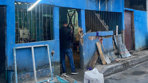 Vista de la fachada de la vivienda de la Cooperativa Juan Montalvo, norte de Guayaquil, que resultó con daños luego del lanzamiento del artefacto explosivo, el 1 de febrero de 2023.