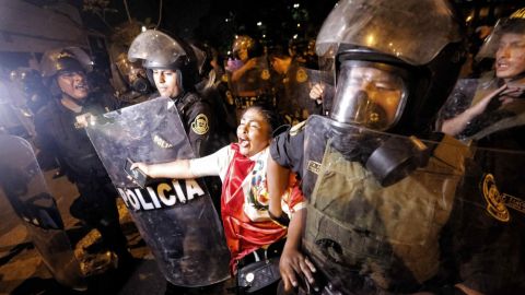 Policías detienen a una ciudadana que protesta contra el Gobierno de Dina Boluarte, en Lima, Perú, el 31 de enero de 2023. 