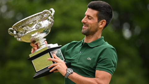 Novak Djokovic sostiene el trofeo del Abierto de Australia después de ganar el torneo, el 30 de enero de 2023.