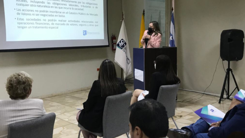 Taller sobre constitución de compañías a una delegación de inversionistas peruanos, en Guayaquil, el 22 de septiembre de 2021.