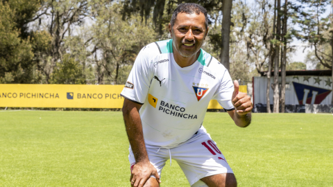 Roberto 'Chorrillano' Palacios posa con la camiseta de Liga en el Complejo de Pomasqui, el 28 de enero de 2023. 