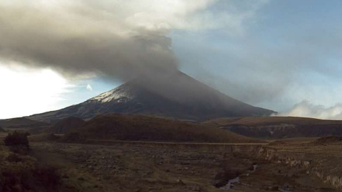 Vista de la actividad del volcán Cotopaxi del 3 de febrero de 2023, con emisión de gases y caída de ceniza.