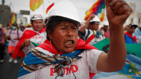 Una mujer grita arengas mientras participa en una nueva manifestación antigubernamental, el 2 de febrero de 2023, en Lima. Esto, mientras el Congreso de Perú no logra consensos para adelantar elecciones. 