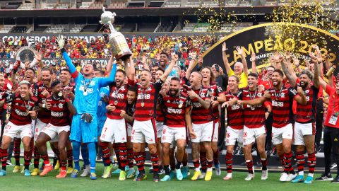 Los jugadores de Flamengo celebran el título de la Copa Libertadores, en el estadio Banco Pichincha en Guayaquil, el 29 de octubre de 2022.