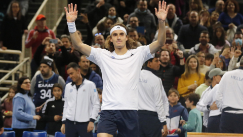 Stefanos Tsitsipas celebra su primer triunfo con Grecia en la serie ante Ecuador en Atenas, el 4 de febrero de 2023.