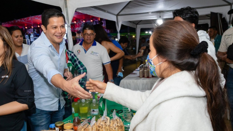 El candidato a alcalde Omar Menéndez, en un recorrido durante su campaña en Puerto López.