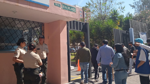 Funcionarios de la Policía Nacional en los exteriores del recinto Colegio Benalcazar, en el norte de Quito, 5 de febrero de 2023.