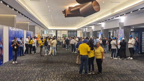 La militancia del PSC se concentró en el Centro de Convenciones de Guayaquil para esperar los resultados de las elecciones seccionales. 