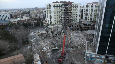 Vista general de un edificio colapsado en Diyarbakir, Turquía, el 6 de febrero de 2023. 