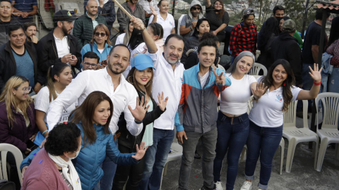 Pabel Muñoz junto a Wilson Merino, uno de los concejales electos, en un evento de campaña el 3 de febrero de 2023.