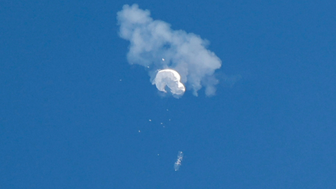 Momentos en que Estados Unidos destruye el globo chino, que sobrevolaba su país, el 4 de febrero de 2023. 