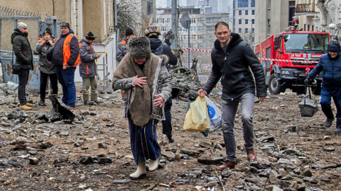 Personas salen de un edificio bombardeado por tropas rusas en Kharkiv, Ucrania, el 5 de febrero de 2023.