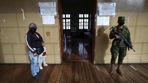 Imagen referencial. Un militar custodio uno de los recintos electorales en el sur de Quito, el 5 de febrero de 2023. 