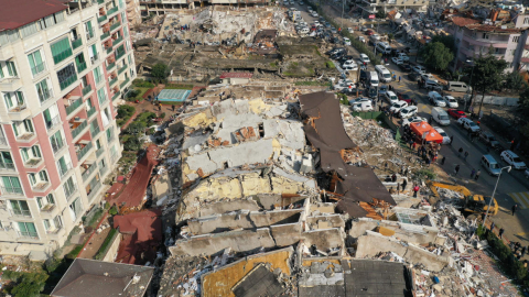 Una vista aérea muestra edificios derrumbados y dañados tras un terremoto en Hatay, Turquía. 7 de febrero de 2023. 