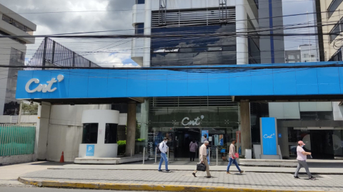 Fachada de una de las agencias de CNT en el norte de Quito, el 8 de febrero de 2023.