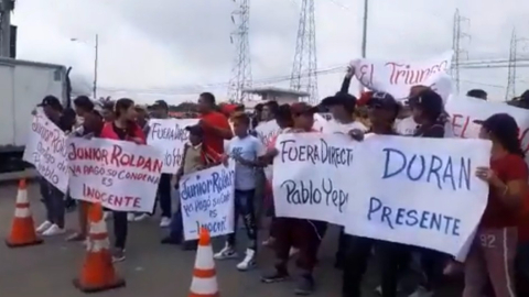 Familiares y allegados de Junior Roldán, alias 'JR', durante una manifestación para exigir su liberación de la cárcel regional de Guayaquil, el 8 de febrero de 2023.