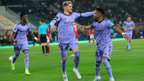 Federico Valverde (centro) celebra su gol en el partido del Real Madrid ante el Al Ahly en el Mundial de Clubes el 8 de febrero de 2023.