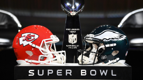 Los cascos de los Kansas City Chiefs y los Philadelphia Eagles, antes del Super Bowl LVII.