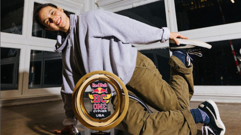 La B-Girl ecuatoriana, Isis Granda, posa con su trofeo tras ganar el Red Bull One Camp 2021 en Estados Unidos.