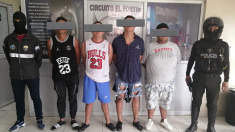 Los cuatro presuntos miembros del grupo criminal Los Tiguerones, tras su detención en Guayaquil, el 8 de febrero de 2023. 