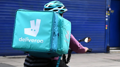 Imagen de un repartidor de la empresa de entrega a domicilio Deliveroo