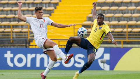 Alan Minda disputa el balón en el partido de Ecuador ante Venezuela por el Sudamericano Sub 20, el 9 de febrero de 2023.