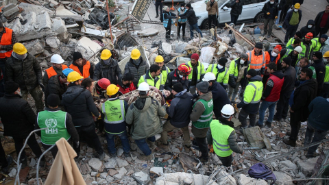 Equipos de socorro trasladan a una mujer rescatada en la ciudad de Hatay. Turquía, 2 de febrero de 2023