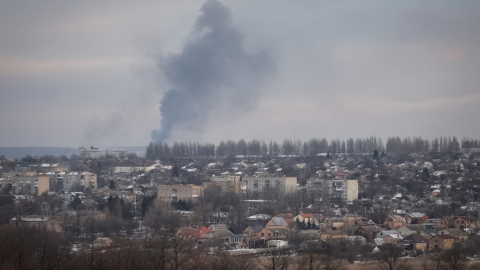 Humo se observa en la línea de frontera en Bakhmut, Donetsk, tras el ataque ruso en Ucrania, el 9 de febrero de 2023.  