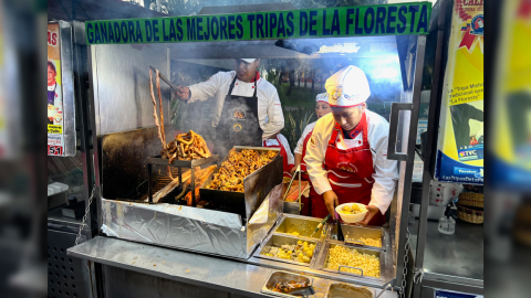 Puesto de comidas típicas en La Vicentina.