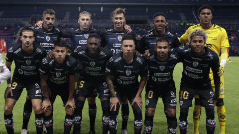 Los jugadores de IDV posan para una foto antes de enfrentar a Guayaquil City en Sangolquí, el 3 de febrero de 2023.