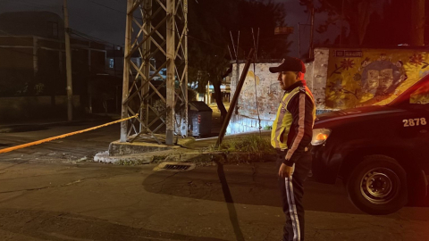 Un policía metropolitano en las inmediaciones del colegio Gran Colombia de Quito, el 10 de febrero de 2023.