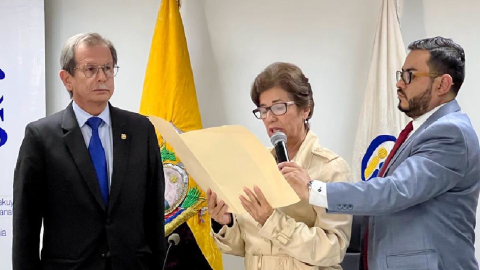 Gina Aguilar, nueva presidenta del CPCCS, posesiona a Teddy Tama como vicepresidente de la entidad, el 11 de febrero de 2023.