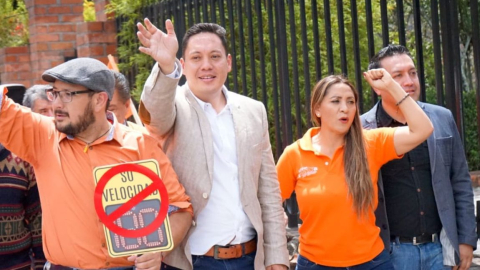 Cristian Zamora (centro), alcalde electo de Cuenca, junto a la concejal electa Rocío Juca. 