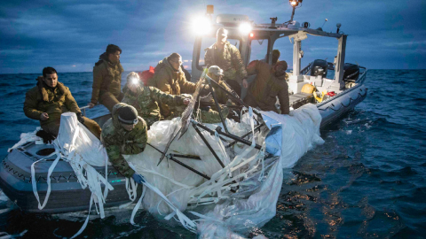 Fotografía cedida por la Armada de Estados Unidos donde aparecen unos marineros asignados al Grupo 2 de Eliminación de Artefactos Explosivos mientras recuperan el globo de vigilancia chino del mar, el 5 de febrero de 2023, frente a la costa de Myrtle Beach, Carolina del Sur.