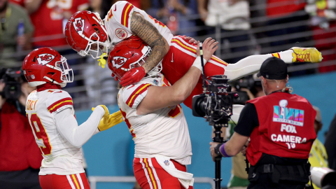 Los jugadores de Kansas City Chiefs festejan en el estadio State Farm por el Super Bowl 2023, el 12 de febrero.