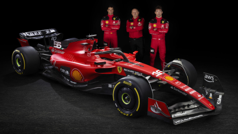 Frederic Vasseur (centro) junto a los pilotos Carlos Sainz y Charles Leclerc, en la presentación del auto de Ferrari, el 14 de febrero de 2023. 