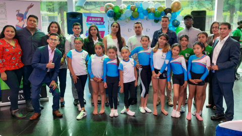 El equipo de gimnastas y entrenadores del club AndbSports, en Quito, el 2 de febrero de 2023.