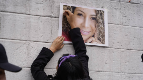 Manifestación en las afueras de la Casa de la justicia durante la audiencia del caso María Belén Bernal. Quito 14 febrero 2023. 