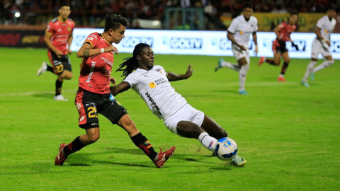 Jugadores del Deportivo Cuenca y Liga de Quito disputan un balón en la final de ida de la Copa de Campeones, el 15 de febrero de 2023.