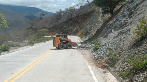 Maquinaría del Ministerio de Transporte limpia restos de un derrumbe en la vía El Empalme - Celica, el 15 de febrero de 2023. 